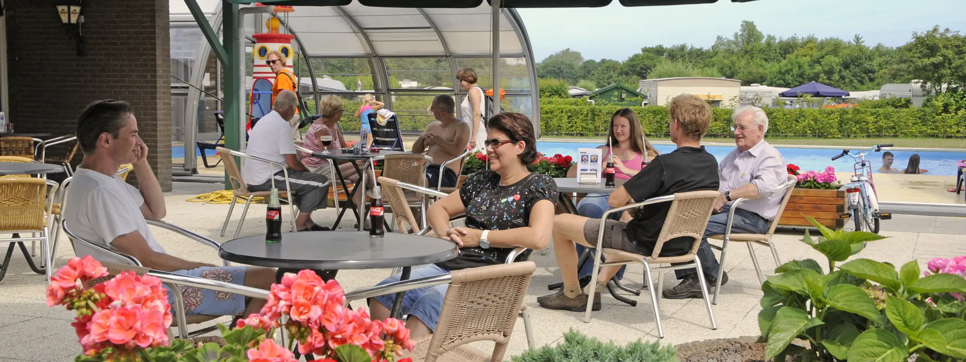 terras bij zwembad open koepel