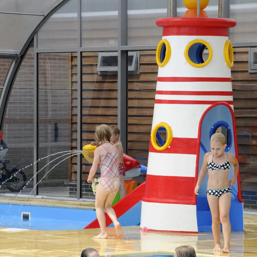 zwembad met vuurtoren kinderen spelen