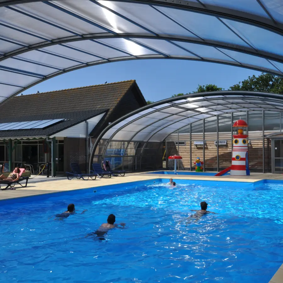 zwemmen in zwembad koepel open